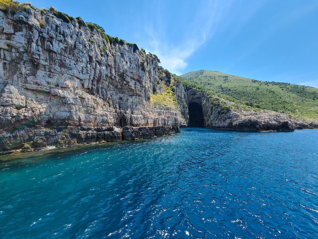 albanie falaise mer