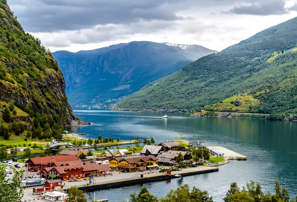 scandinavie lac montagne